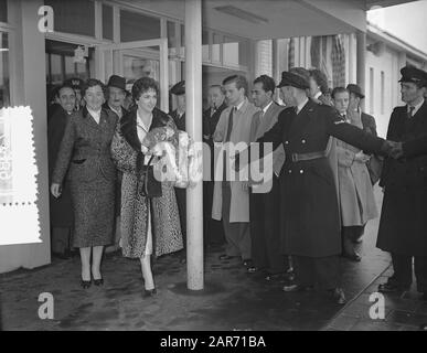 Gina Lolobrigida in Amsterdam, Ankunftsdatum: 21. Oktober 1955 Ort: Amsterdam, Noord-Holland Schlüsselwörter: Ankunft persönlicher Name: Gina Lolobrigida Stockfoto