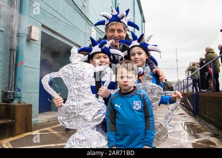 Birkenhead, Großbritannien. Januar 2020. Tranmere Fans vor dem Spiel der vierten Runde des FA Cup zwischen Tranmere Rovers und Manchester United im Prenton Park am 26. Januar 2020 in Birkenhead, England. (Foto von Richard Ault/phcimages.com) Credit: PHC Images/Alamy Live News Stockfoto