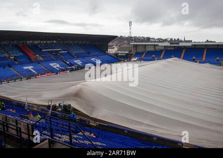 Birkenhead, Großbritannien. Januar 2020. Eine riesige Abdeckung schützt das Spielfeld von Prenton Park vor dem Spiel der vierten Runde des FA Cup zwischen Tranmere Rovers und Manchester United im Prenton Park am 26. Januar 2020 in Birkenhead, England. (Foto von Richard Ault/phcimages.com) Credit: PHC Images/Alamy Live News Stockfoto