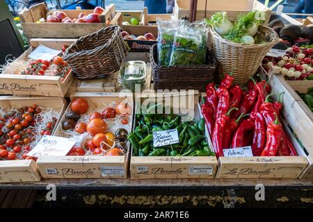 Nahaufnahme von verpacktem Gemüse zum Verkauf, einschließlich Palermo Peppers, Padron Peppers und Tomaten in einem Lebensmittelgeschäft in Bristol, England, Großbritannien Stockfoto