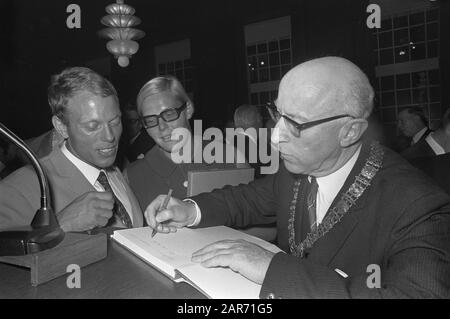 Olympiateilnehmer erhielten in der Stadthalle Amsterdam Bürgermeister Samkalden mit Ada Kok und Jan Wienese Datum: 1. November 1968 Ort: Amsterdam, Noord-Holland Schlagwörter: Sportler, Bürgermeister, Teilnehmer, Quittungen, Rathäuser persönlicher Name: Kok, Ada, Samkalden, Ivo, Wienese, Jan Stockfoto