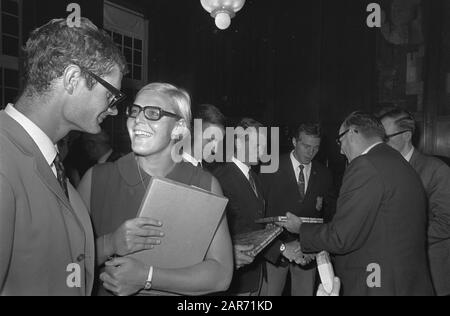 Mannschaftszeitfahren der Olympiateilnehmer (Olympiasieger 1968 in Mexiko) in der Stadthalle Amsterdam. Alderman Verheij stellt den Athleten Bücher vor. Von links nach rechts von Dis, Ada Kok, Fedor den Hertog, René Pijnen und Jan Krikels. Datum: 1. November 1968 Ort: Amsterdam, Noord-Holland Schlüsselwörter: Bücher, Bürgermeister, Sport, Sportler, Rathäuser, Radfahrer persönlicher Name: Hertog, Fedor den, Kok, Ada, Grillen, Jan, Pains, René Stockfoto