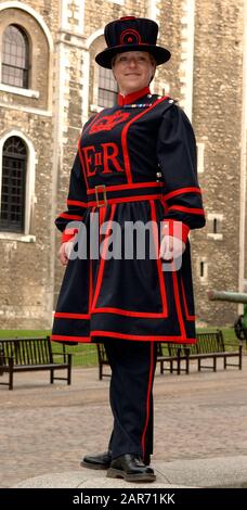 Moira Cameron Wurde 2007 nach einer 22-jährigen Karriere in der British Army zu einem der 35 Resident Warders im Tower of London, der allgemein als "Beefeaters" bekannt ist. Stockfoto