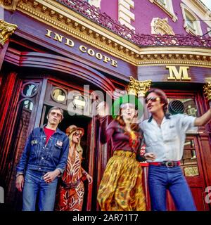 London 1970, überschwängliche Menschen, die aus Ind Coope Markham Pub, Kings Road, Chelsea, England, Großbritannien, GB, Großbritannien, Stockfoto