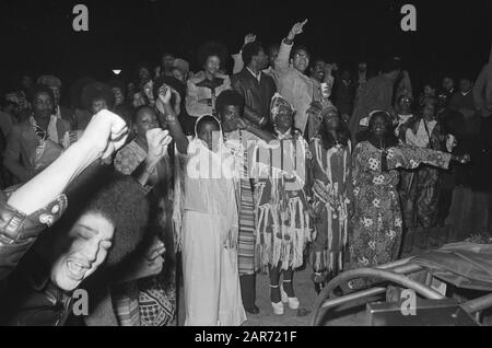 Unabhängigkeitsfeier Suriname in Amsterdamse Bijlmermeer (24.00 Uhr); Frauen im Kostüm Datum: 24. november 1975 Ort: Amsterdam, Noord-Holland Schlagwörter: Partys, Kostüme, Frauen Stockfoto