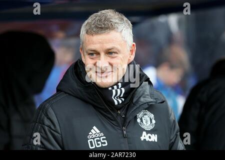 Birkenhead, Großbritannien. Januar 2020. Manchester-United-Manager Ole Gunnar Solskjaer blickt vom Dugout aus. Der Emirates FA Cup, 4. Runde Match, Tranmere Rovers gegen Manchester Udd im Prenton Park, Birkenhead, Wirral am Sonntag, 26. Januar 2020. Dieses Bild darf nur für redaktionelle Zwecke verwendet werden. Nur redaktionelle Nutzung, Lizenz für kommerzielle Nutzung erforderlich. Keine Verwendung bei Wetten, Spielen oder einer einzelnen Club-/Liga-/Spielerpublikationen.pic von Chris Stading/Andrew Orchard Sportfotografie/Alamy Live News Credit: Andrew Orchard Sportfotografie/Alamy Live News Stockfoto