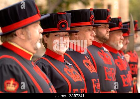 Moira Cameron Wurde 2007 nach einer 22-jährigen Karriere in der British Army zu einem der 35 Resident Warders im Tower of London, der allgemein als "Beefeaters" bekannt ist. Stockfoto