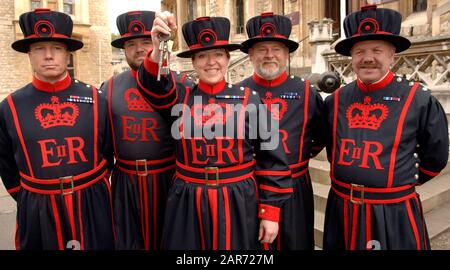 Moira Cameron Wurde 2007 nach einer 22-jährigen Karriere in der British Army zu einem der 35 Resident Warders im Tower of London, der allgemein als "Beefeaters" bekannt ist. Stockfoto