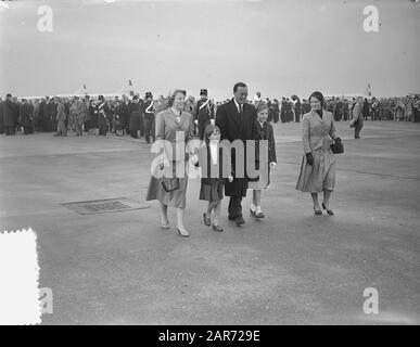 Königliches Paar aus dem Westen auf Schiphol Datum: 8. November 1955 Ort: Noord-Holland, Schiphol Schlüsselwörter: Prinzessinnen persönlicher Name: Bernhard, Fürst Stockfoto