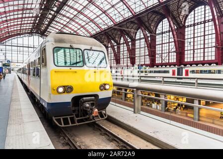 Vorderansicht eines elektrischen Personenzugs, der am Bahnsteig in einem Bahnhof wartet Stockfoto