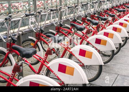 Reihe von Fahrrädern in einer Docking-Station mit gemeinsamer Fahrradnutzung in einer Innenstadt Stockfoto