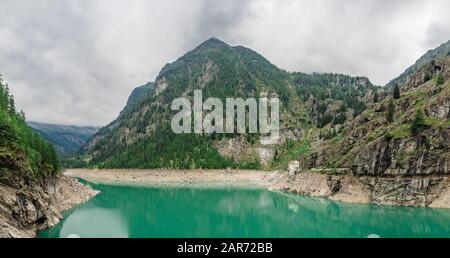 Campliccioli-See, vom Campliccioli-Staudamm im Naturpark Alta Valle Antrona, Piemont, Italien Stockfoto