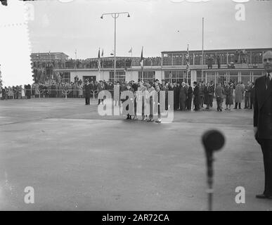 Königliches Paar aus dem Westen auf Schiphol Datum: 8. November 1955 Ort: Noord-Holland, Schiphol Stockfoto