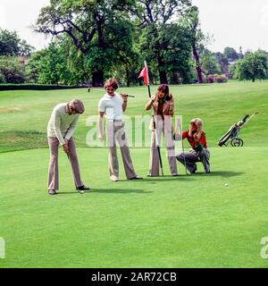 London, 70er Jahre, Paar beim Golfspielen, Royal Wimbledon Golf Club Course, England, Großbritannien, Großbritannien, Stockfoto