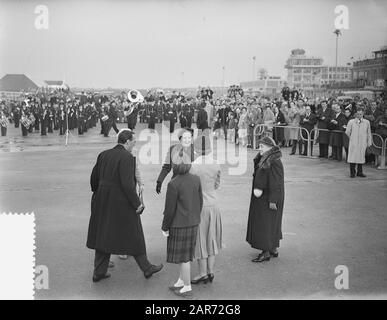 Königliches Paar aus dem Westen auf Schiphol Datum: 8. November 1955 Ort: Noord-Holland, Schiphol Schlüsselwörter: Prinzessin-Personenname: Bernhard, Prinz, Juliana, Königin Stockfoto