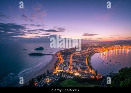 Sonnenaufgang über Tauranga, Neuseeland Stockfoto