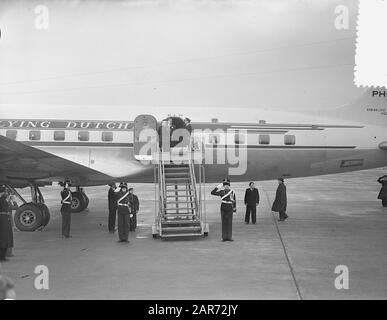 Königliches Paar aus dem Westen bei Schiphol Datum: 8. November 1955 Standort: Noord-Holland, Schiphol Schlüsselwörter: Flugzeug Stockfoto