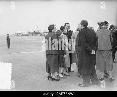 Königliches Paar aus dem Westen auf Schiphol Datum: 8. November 1955 Ort: Noord-Holland, Schiphol Schlüsselwörter: Prinzessin-Personenname: Bernhard, Prinz, Juliana, Königin Stockfoto