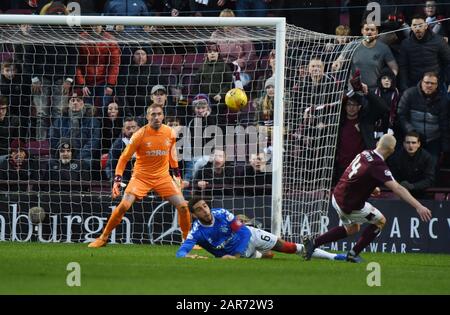 Edinburgh, Schottland, Großbritannien. Januar 2020. Hearts 2V Rangers 1 .Ladbrokes Scottish Premiership Match Hearts Kapitän Steven Naismith erzielt 1. Tor hinter Rangers Allan McGregor. Kredit: Eric mccowat/Alamy Live News Stockfoto