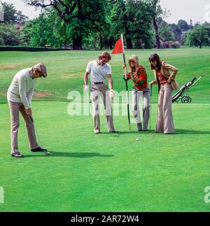 London 1970, zwei Paare spielen Golf, Royal Wimbledon Golf Club Course, England, Großbritannien, Großbritannien, Stockfoto