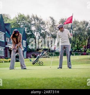 London, 70er Jahre, Paar beim Golfspielen, Royal Wimbledon Golf Club Course, England, Großbritannien, Großbritannien, Stockfoto