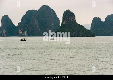 Traditionelle Fischerboote mit Kalk-Karst-Felsformationen, Halong Bay, Vietnam, Asien Stockfoto