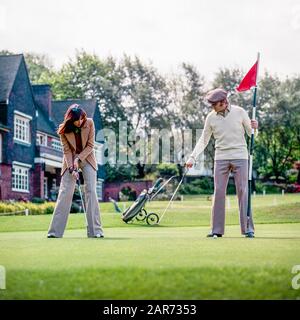 London, 70er Jahre, Paar beim Golfspielen, Royal Wimbledon Golf Club Course, England, Großbritannien, Großbritannien, Stockfoto