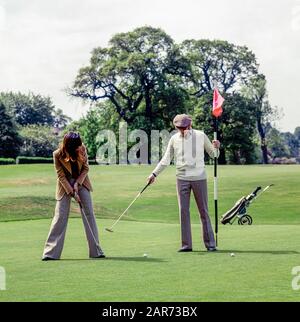 London, 70er Jahre, Paar beim Golfspielen, Royal Wimbledon Golf Club Course, England, Großbritannien, Großbritannien, Stockfoto