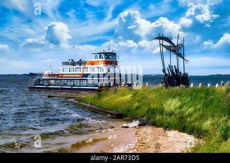 Marken, Niederlande, 20.06.2019: Die Touristenfähre zwischen 2 historischen Städten - Volendam und Marken, Niederlande. Schiff, das in den Hafen von M eindringt Stockfoto