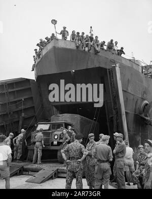 Versand der U-Brigade von Batavia nach Padang (3. Serie) Aussteigen des Rollmaterials Datum: November 1946 Ort: Indonesien, Niederländische Ostindien, Padang, Sumatra Stockfoto