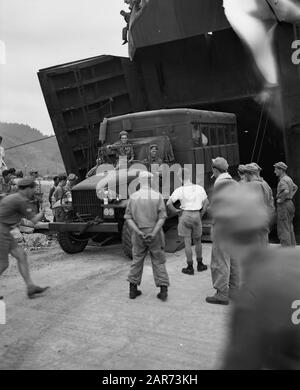 Versand der U-Brigade von Batavia nach Padang (3. Serie) Aussteigen des Rollmaterials Datum: November 1946 Ort: Indonesien, Niederländische Ostindien, Padang, Sumatra Stockfoto