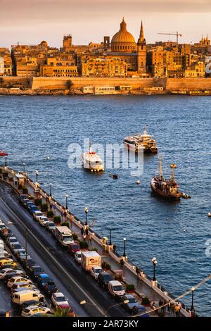 Valletta, Malta, Skyline der Stadt und Marsamxett Harbour bei Sonnenuntergang, Blick von Sliema Side. Stockfoto