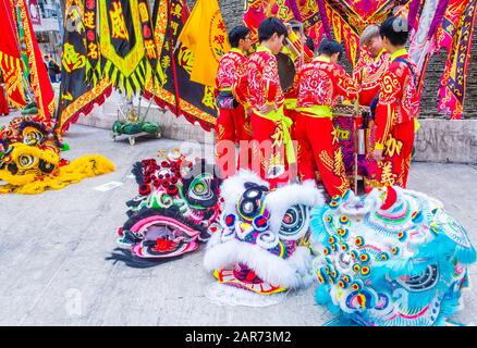 Tänzer warten auf eine Vorstellung während des Macau International Dragon and Lion Dance Day im Praca da Amizade in Macau Stockfoto