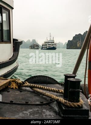 Touristenschiff mit Kalksteinformationen, Halong Bay, Vietnam, Asien Stockfoto