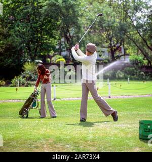 London, 70er Jahre, Paar beim Golfspielen, Royal Wimbledon Golf Club Course, England, Großbritannien, Großbritannien, Stockfoto