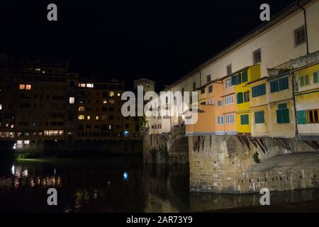 Der berühmte und ungewöhnliche Ponte Vecchio in Florenz Italien Stockfoto