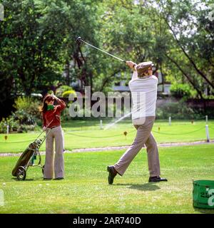 London, 70er Jahre, Paar beim Golfspielen, Royal Wimbledon Golf Club Course, England, Großbritannien, Großbritannien, Stockfoto