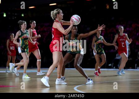 England Vitality Roses' Nat Haystornthwaite (links) und Südafrikas Shadine Van der Merwe kämpfen während des Vitality Netball Nations Cup Matches in Der Copper Box, London, um den Ball. Stockfoto