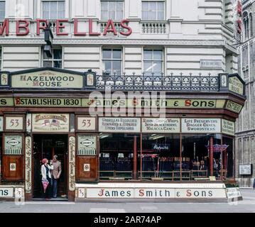 London 1970, elegante Geschäfte für Paare, James Smith & Sons Regenschirm- und Stockgeschäft, New Oxford Street, England, Großbritannien, GB, Großbritannien, Stockfoto