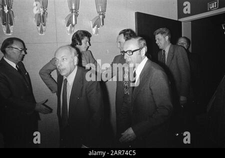 Eine Regierungsdelegation spricht mit dem Vorstand der Labour-Stiftung Im Vordergrund Premierminister den Uyl neben ihm VNO-Vorsitzender Bartels; im Hintergrund NVV-Vorsitzender Kok und Minister Boersma Datay: 1. November 1973 Ort: Den Haag, Zuid-Holland Stichwörter: Minister, beratende Gremien, Premierminister, Gewerkschaftsvorsitzende, Arbeitgeberverbände persönlicher Name: Bartels, J., Boersma, Jaap, Kok, Wim, Uyl, Joop den Stockfoto