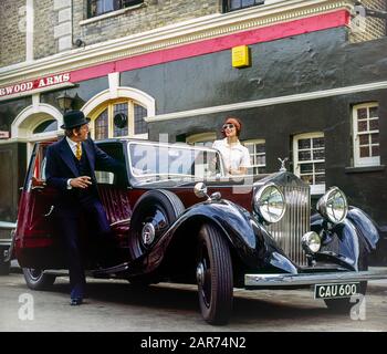 London 1970er Jahre, elegantes Paar, 1936 Rolls-Royce 20/25 H.J. Mulliner Limousine, Harwood Arms Pub, Hammersmith, England, Großbritannien, GB, Großbritannien, Stockfoto