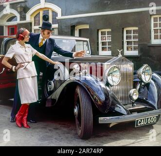 London 1970er Jahre, elegantes Paar, 1936 Rolls-Royce 20/25 H.J. Mulliner Limousine, Harwood Arms Pub, Hammersmith, England, Großbritannien, GB, Großbritannien, Stockfoto