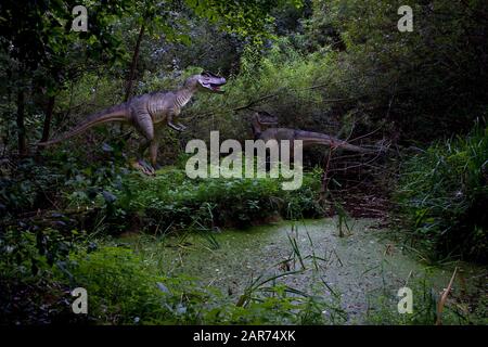 Dinosaurier auf dem Waldweg im Birdland Park in Bourbon-on-the-Water, Gloucestershire. GROSSBRITANNIEN Stockfoto