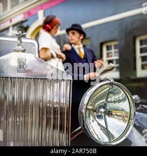 London 1970er Jahre, 1936 Rolls-Royce Kühlergrill, Scheinwerfer, Spirit of Ecstasy Statue, Kapuze Ornament, Maskottchen, verschwommenes elegantes Paar, England, UK, GB, Großbritannien, Stockfoto