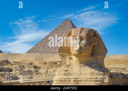 Die berühmtesten Überreste des alten Ägyptens, der Sphinx und Der Großen Pyramide in Kairo, Ägypten Stockfoto