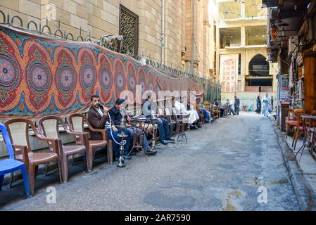 Kairo/Ägypten - Dezember 2015: Männer rauchen Hookah auf der Straße Stockfoto