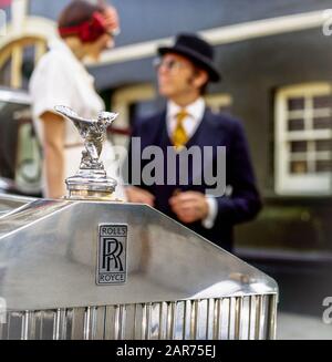 London 1970er Jahre, 1936 Rolls-Royce Kühlergrill, Spirit of Ecstasy Statue, Kapuze Ornament, Maskottchen, verschwommenes elegantes Paar, England, UK, GB, Großbritannien, Stockfoto