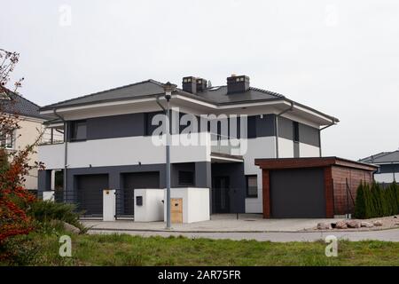 Ein modernes europäisches Zuhause. Zweistöckiges Wohnheim. Stockfoto