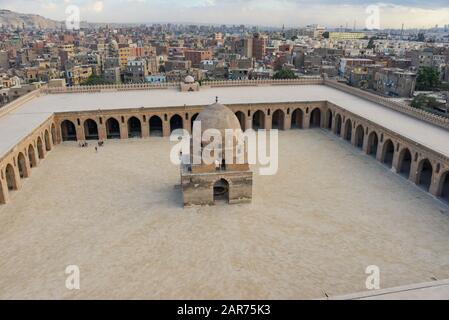 Die Moschee von Ahmad Ibn Tulun ist die älteste Moschee von Kairo, die sich im islamischen Raum, Ägypten, befindet. Stockfoto