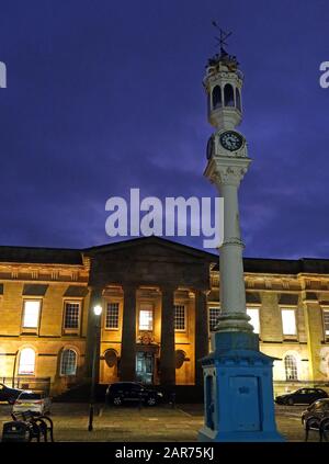 Historisches Hafenzollhaus und öffentlicher Uhrturm, Custom House Quay Ferry Terminal, Greenock, Inverclyde, Schottland, Großbritannien in der Dämmerung Stockfoto